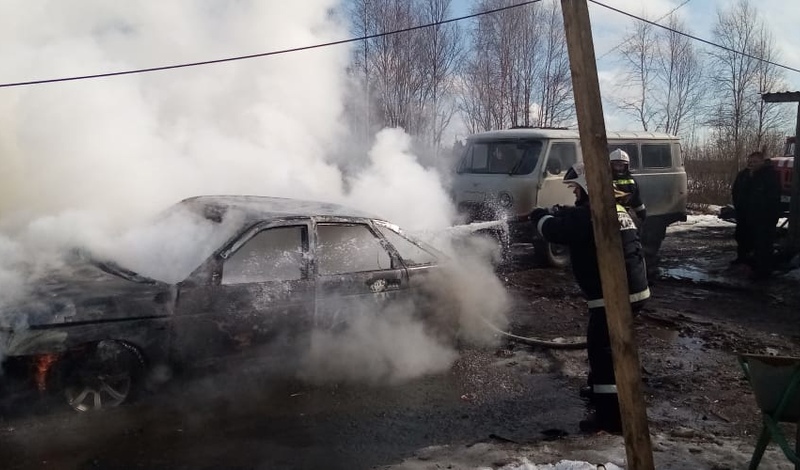 Легковушка сгорела дотла около жилого дома в Карелии