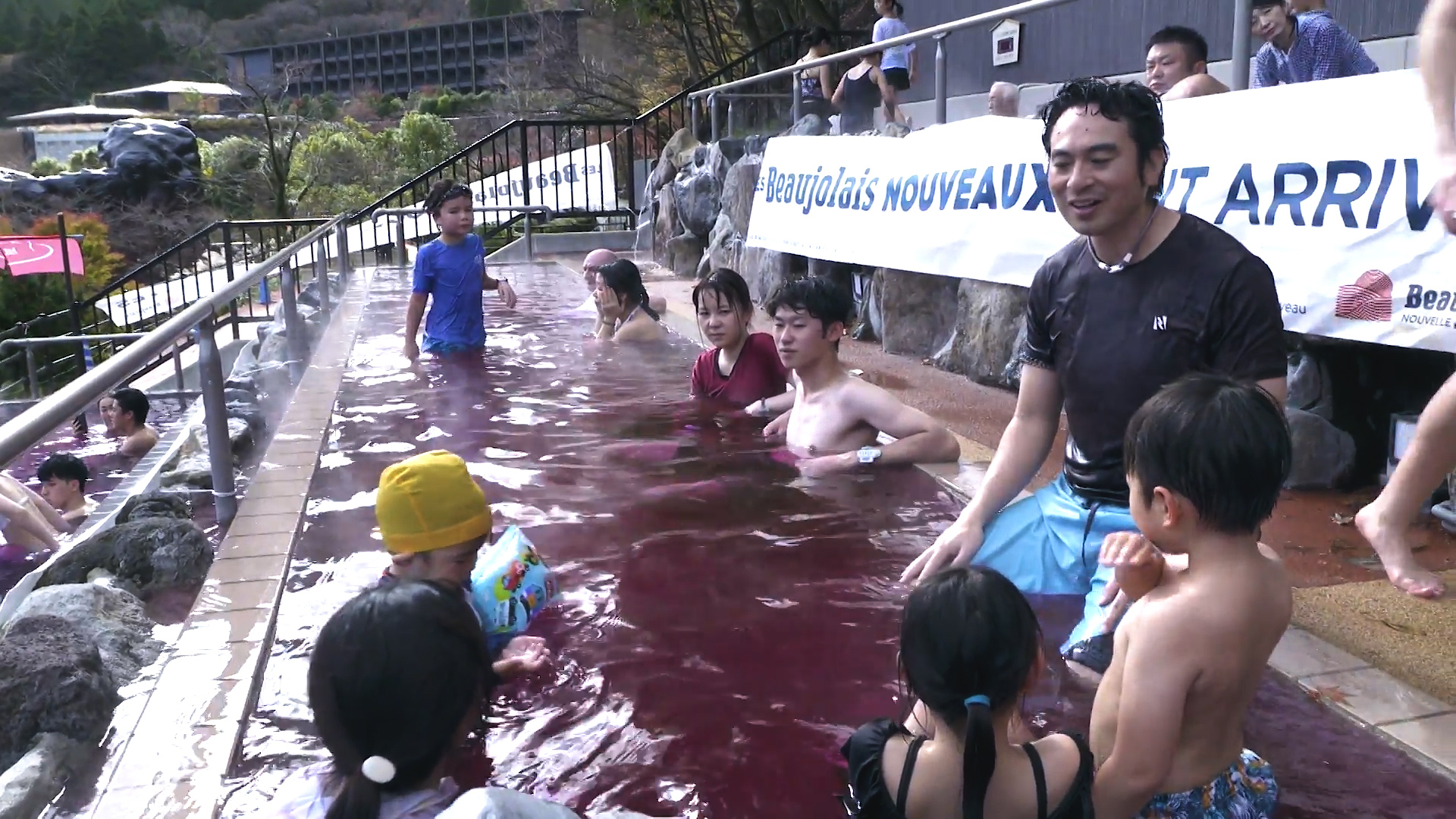 Япония купаться. Семейные купания Япония. Японцы купаются. Японский купается. Совместное купание в Японии.