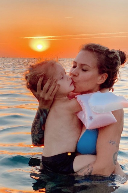 Рита Дакота с дочкой и возлюбленным отдыхает в Сочи Рита Дакота с дочкой и возлюбленным отдыхает в Сочи Экстерьер