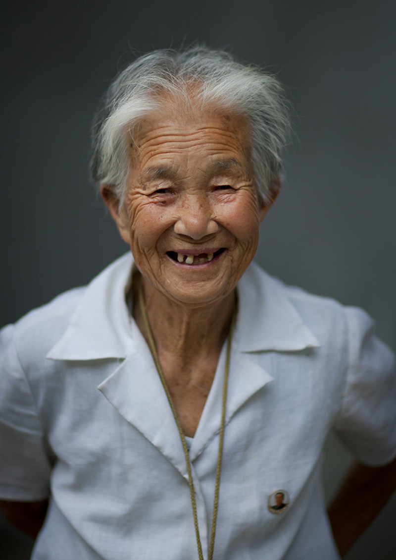 15. Улыбка пожилой жительницы Пхеньяна  житель, северная корея, улыбка, фотография