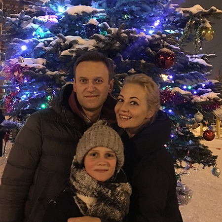 Активные пробежки, прогулки на слонах и острые блюда: Алексей Навальный с семьей отдыхает в Таиланде звездные пары