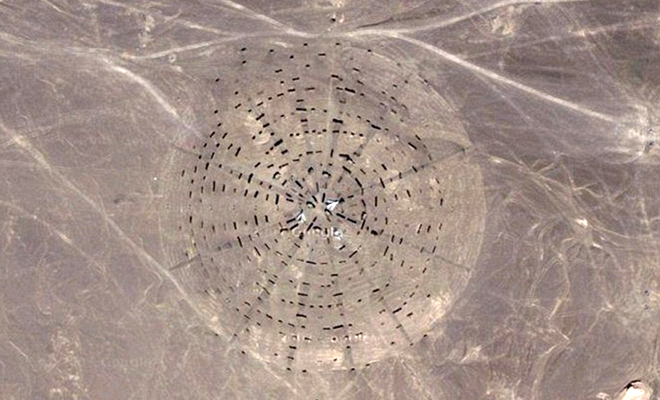 На спутниковых картах посреди пустыни Гоби нашли странный аэродром. У него нет взлетных полос, а самолеты расставлены из центра