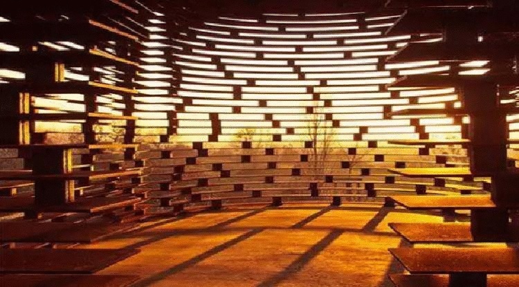 Смотришь сверху — обычная деревянная церковь, а с земли — она исчезает Смотришь сверху — обычная деревянная церковь, а с земли — она исчезает