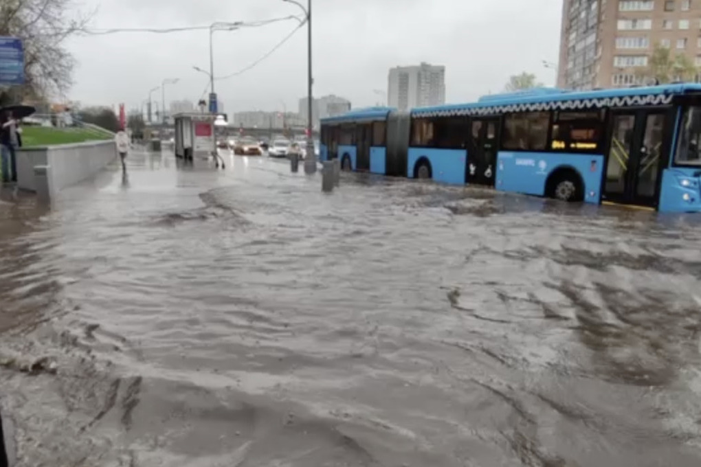 В Москве дождем подтопило ряд улиц