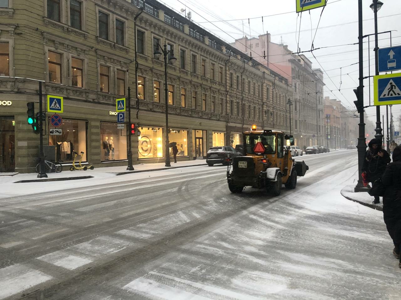 Дорожники Петербурга работают в усиленном режиме из-за апрельского снегопада