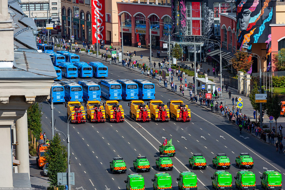 В Москве прошел парад коммунальной техники