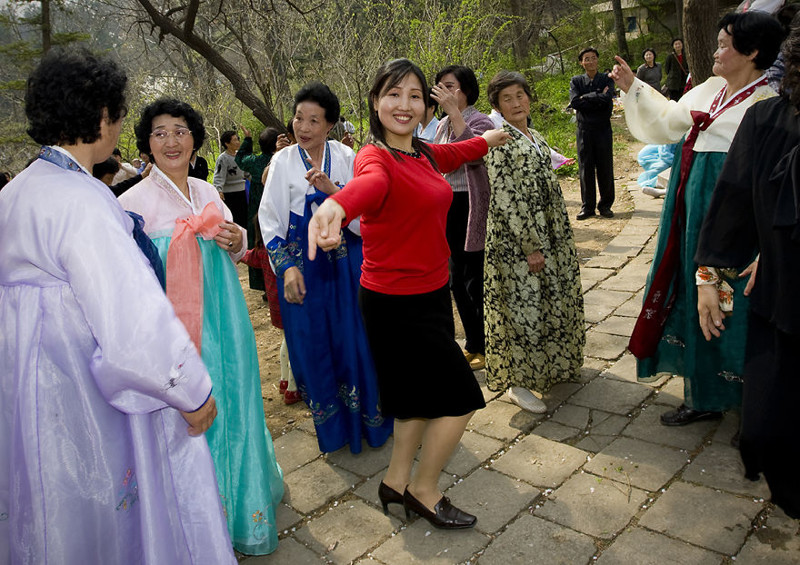 14. Танцы в парке  житель, северная корея, улыбка, фотография