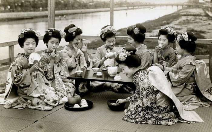 Как сегодня живут ученицы японских гейш: Майко - «Танцующее дитя» майко, гейко, должна, кимоно, гейши, поэтому, Японии, несколько, может, гейша, учителей, одежда, детском, только, взрослой, наряда, Киото, около, культурных, традиций