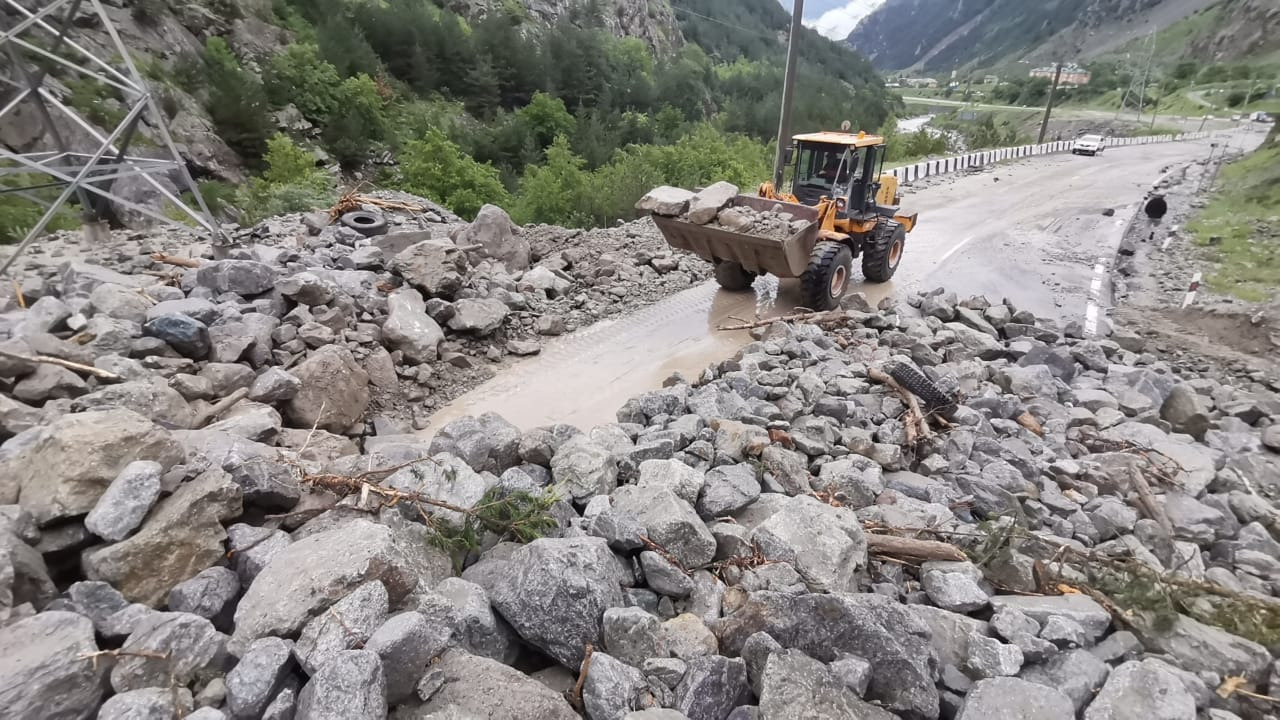 Из-за схода селя в Северной Осетии перекрыта подача питьевой воды в населенный пункт Бурон