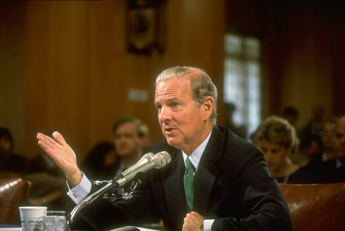 Госсекретарь Джеймс Бейкер на той же "неформальной беседе" в Сенате в марте 1991 года. 