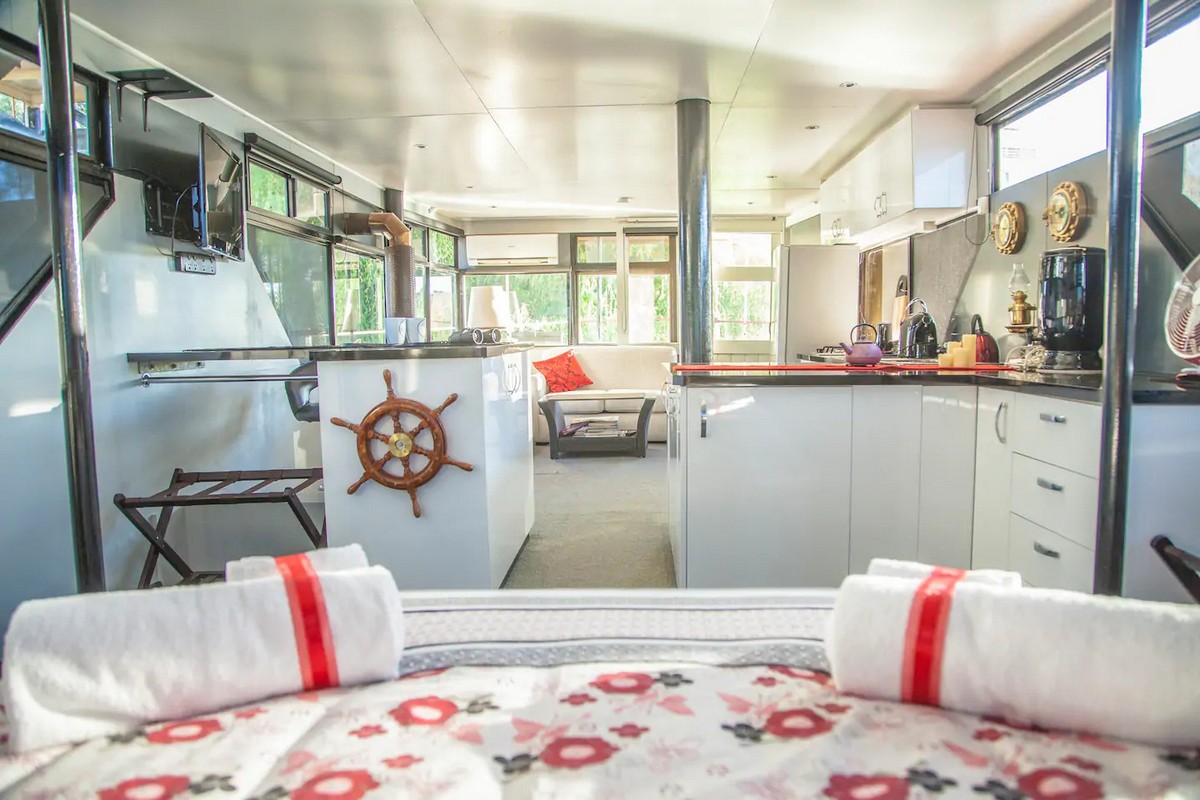 Пара превратила старинную лодку в роскошный плавучий дом дом