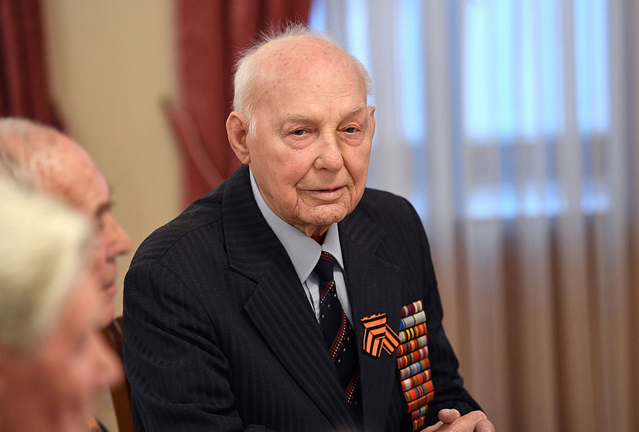 Фронтовик Иван Афанасьев отмечает 95-летний юбилей