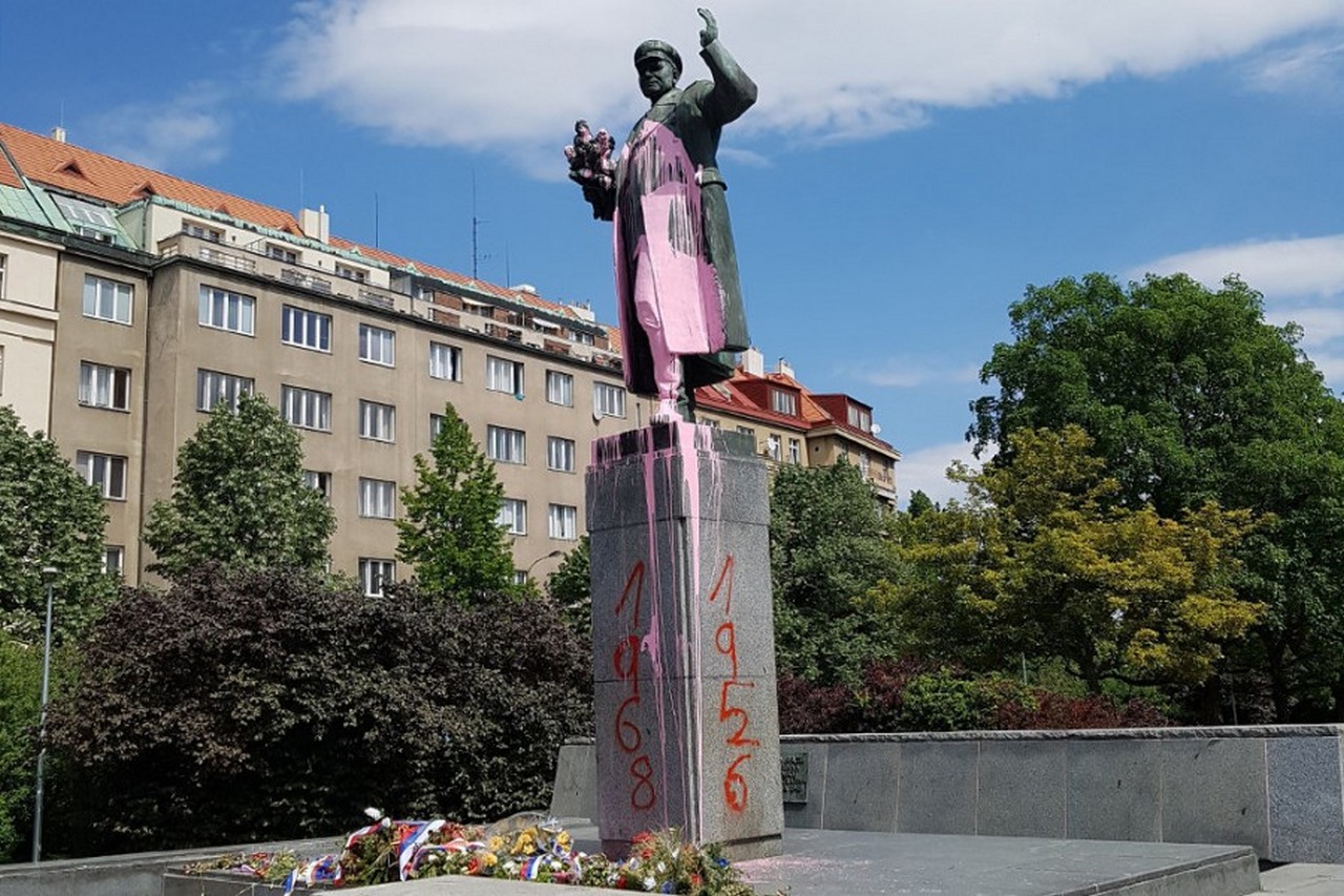 Памятник коневу в праге. Памятник Ивану Коневу в Праге. Памятник маршалу Коневу в Праге. Маршал Конев памятник в Праге. В Праге снесли памятник маршалу Коневу.