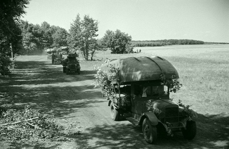 Автомобильная колонна советского тяжелого понтонного парка Н2П образца 1932 г. на марше. На переднем плане носовой полупонтон, загруженный на специальный автомобиль ЗиС-5. Автор: Семен Фридлянд. Автомобили РККА, Великая Отечественная Война, СССР