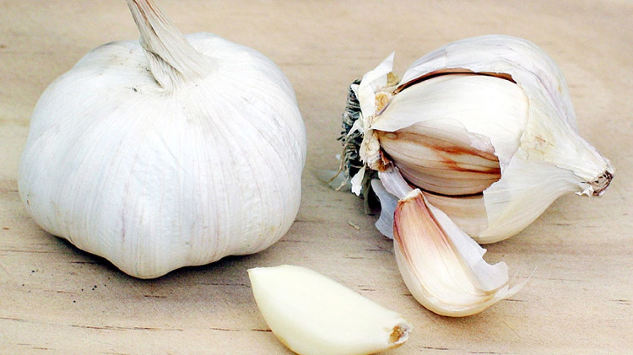 Россиянам рассказали о пользе и опасности чеснока