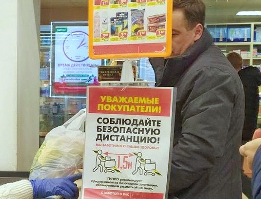 Россиянин покашлял в магазине, испугал продавца и получил бутылкой по голове