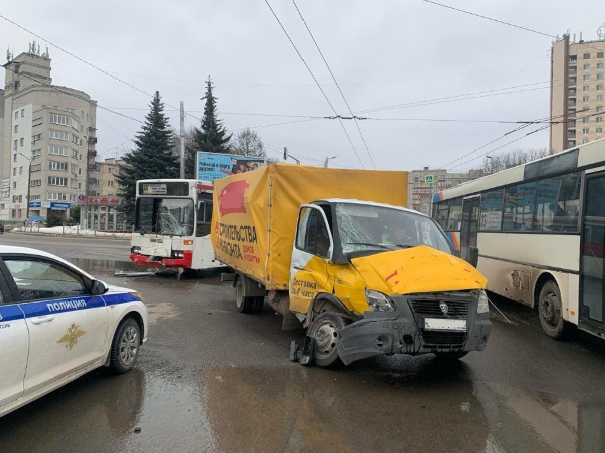 Во Владимире грузовая машина столкнулась с автобусом городского маршрута
