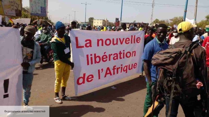 Франция дискредитировала себя в Африке: Леонков объяснил пророссийские настроения в Мали