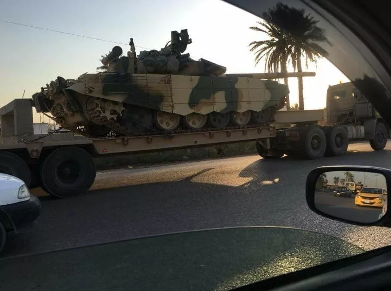 Очевидно, что Т-90С в Ираке используют довольно активно. На фото заметно, что по танку был нанесён удар, но он остался в строю. Фото Армия Ирака