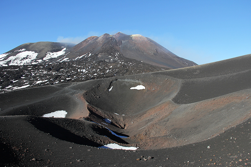 Дым выходит из одного из кратеров Этны (на заднем плане). Фото: Алиса Веселкова / Chrdk.