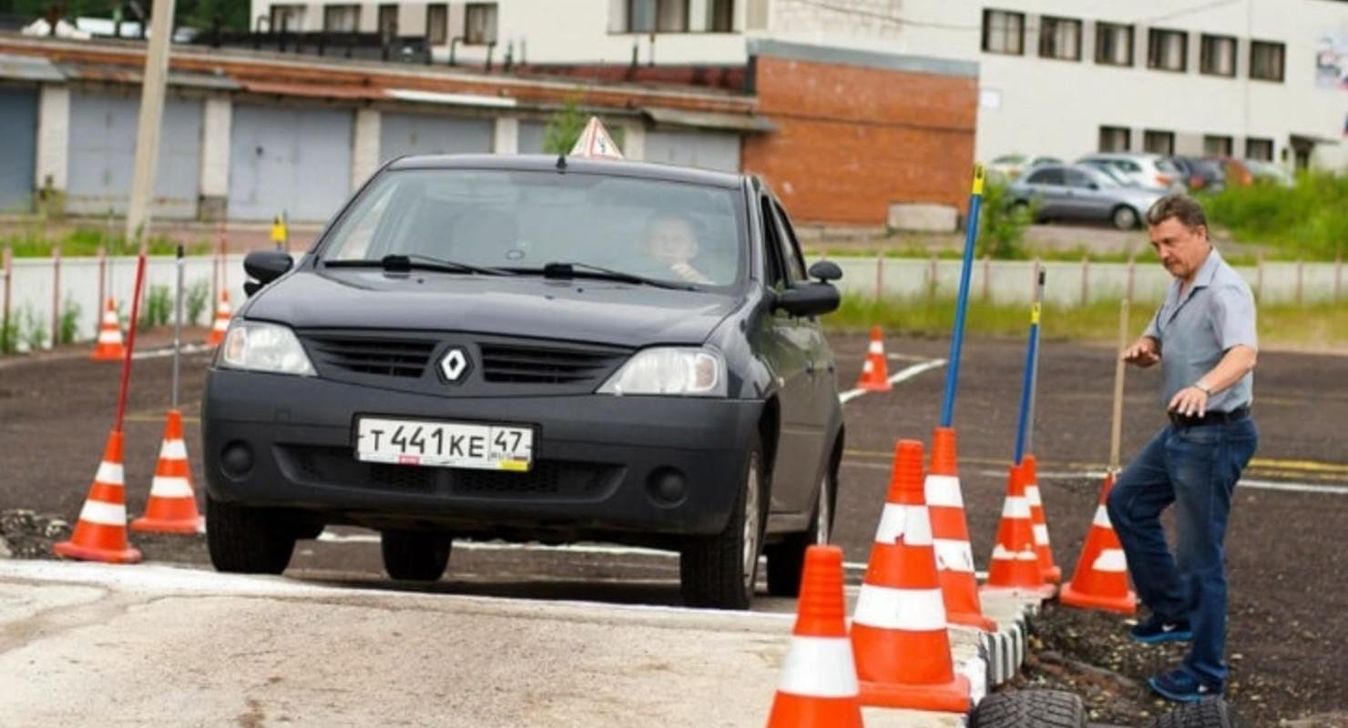 Курсы водителей легковых автомобилей. Автошкола 61 регион Новочеркасск. Учебная машина. Автошкола. Автошкола автомобиль.