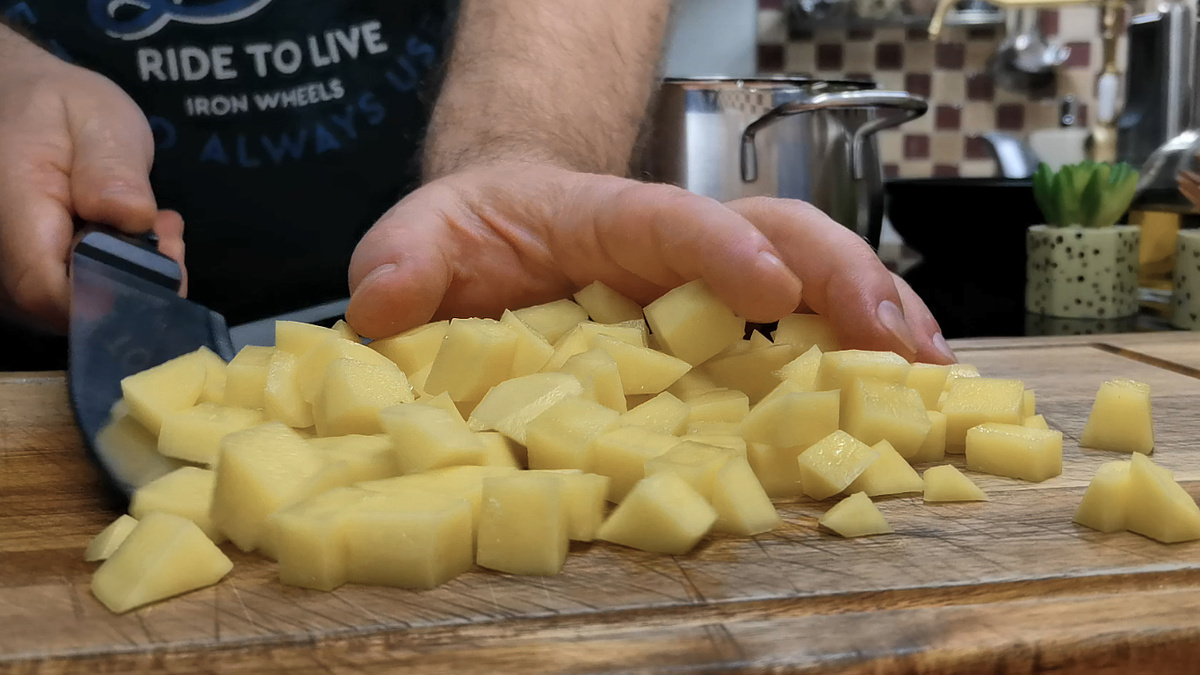 Научил грузинский повар. Ставит на ноги в раз, а вкусно как! Теперь только его и готовлю, после застолья такой супчик просто незаменим нужно, когда, только, можно, чтобы, варим, немного, момент, конце, просто, совсем, очень, практически, супчик, сразу, куринолуковый, такая, такого, вариант, курицу