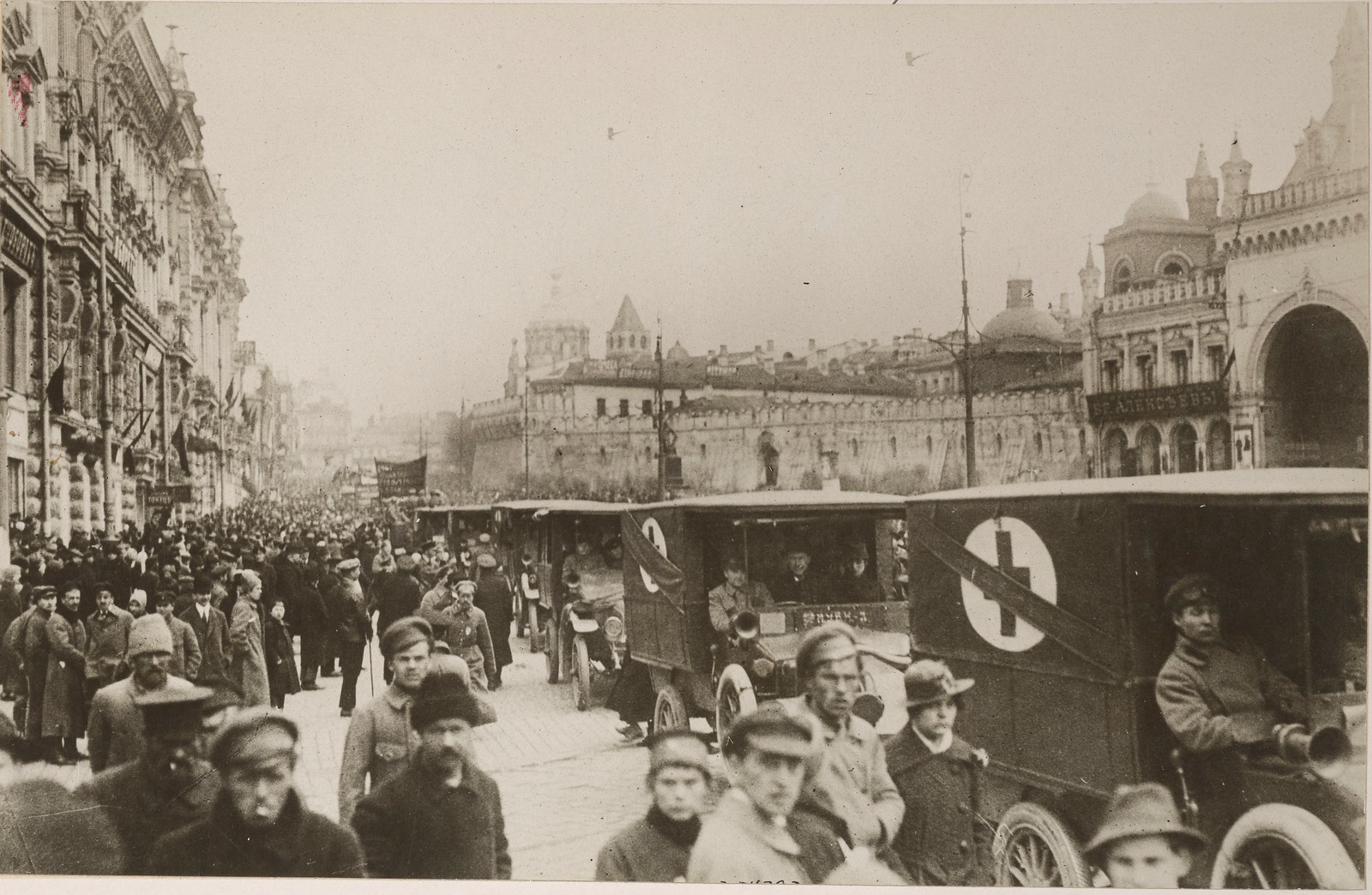 1917. Машины скорой помощи Санитарного корпуса на улицах Москвы.