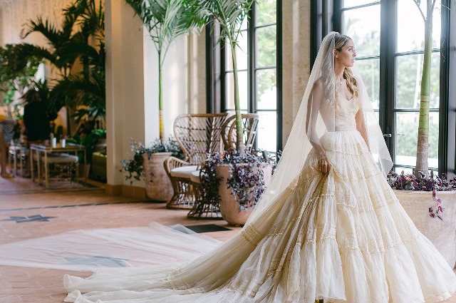 Платье Dior от бабушки и кеды: Юнис Кеннеди Шрайвер вышла замуж в Майами Звездные пары