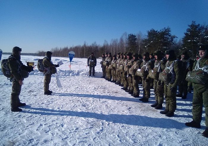 Молебен перед совершением военнослужащими парашютного зимнего прыжка служит священник Андрей Шеломенцев. Фото : из архива Благовещенского храма в Сокольниках