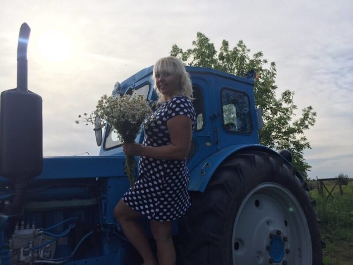 Сногсшибательные деревенские девушки без единого грамма косметики Сногсшибательные деревенские девушки без единого грамма косметики