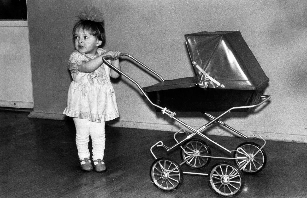 А кто это сделал? Редакция Parents.ru поздравляет всех женщин с 8 марта трендом «покажи свою команду в детстве» стать, Мечтала, редактор, потому, любила, Теперь, который, каждый, начала, знает, детские, заместитель, главного, Любила, ходить, Сейчас, своего, спать, день —, звезд