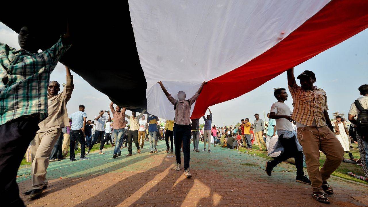 Глава Суверенного совета Судана призвал защитить страну от погружения в хаос Весь мир