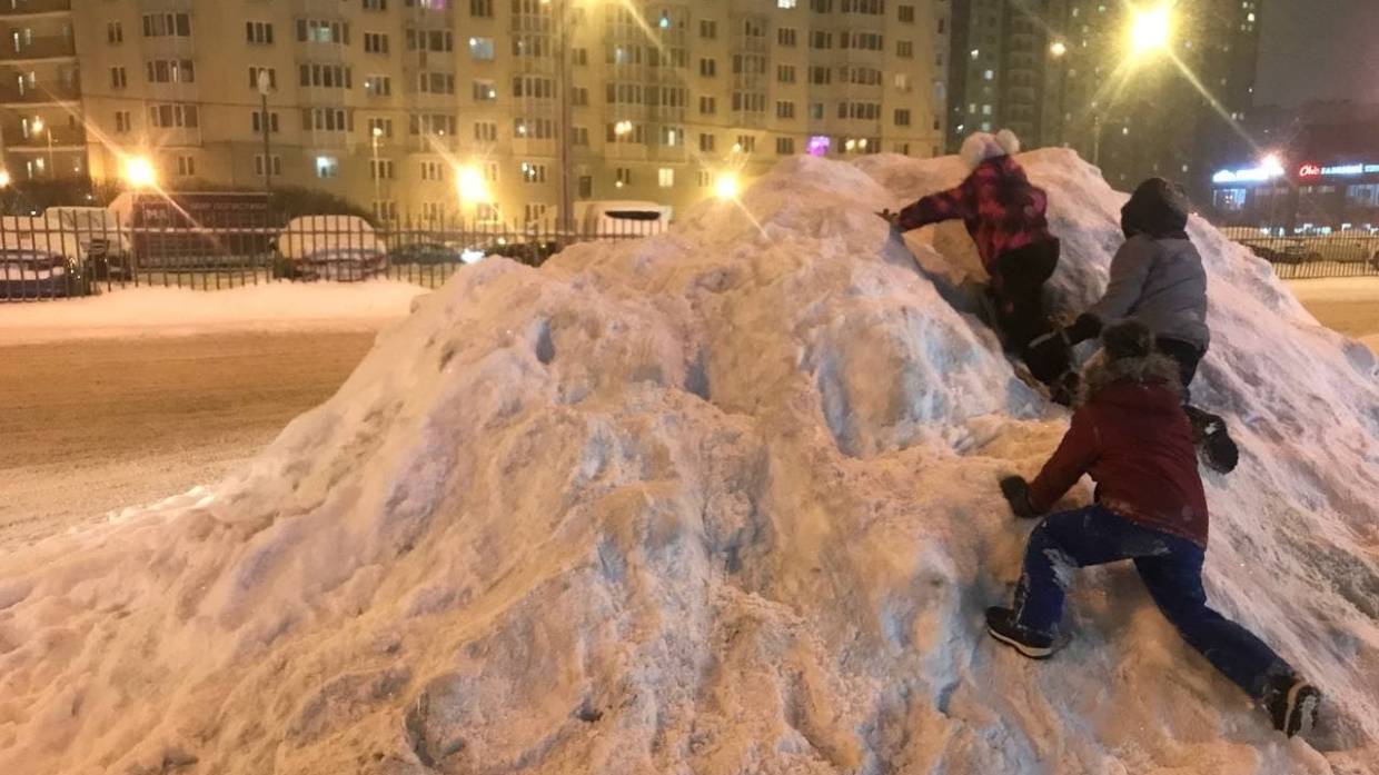 Смертельно опасная горка появилась в Петербурге по вине коммунальщиков Общество