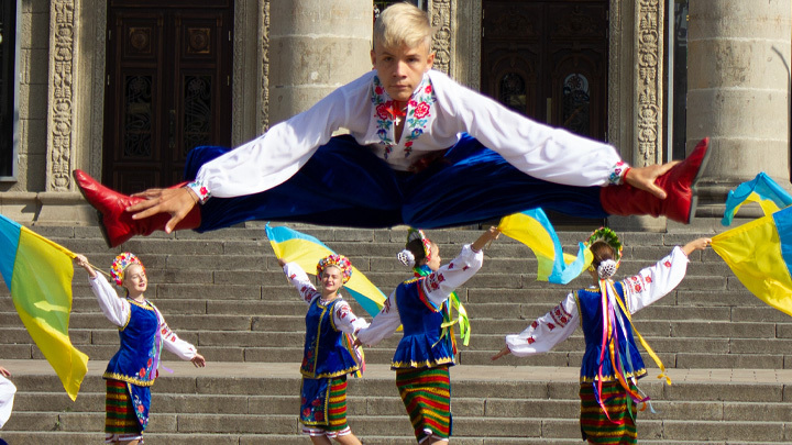 ПРЕДАТЕЛЬСТВО В ТЫЛУ: ГОПАК НА ТЕЛАХ РУССКИХ СОЛДАТ