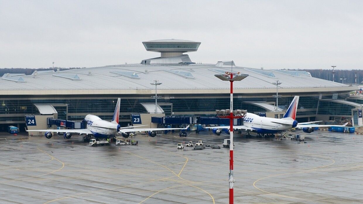 Пассажирский лайнер из Петербурга экстренно сел в московском аэропорту