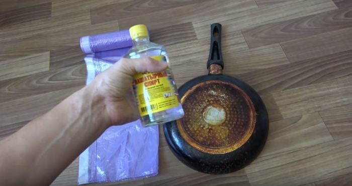 Как удалить застарелый нагар со сковороды