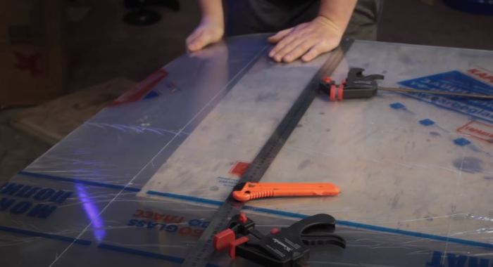 Нарезка стекла первым делом. /Фото: youtube.com. Нарезка стекла первым делом. /Фото: youtube.com.