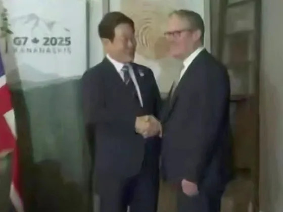 Премьер Британии Стармер опозорился на саммите G7, приняв переводчика за президента Южной Кореи