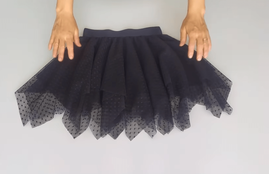 Просто отрежь и сострочи: нарядная юбка из фатина с элементарной сборкой