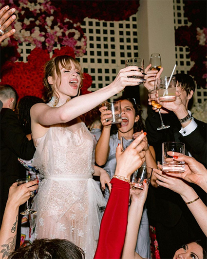 Платья от Джона Гальяно, звезды среди гостей и собачка с кольцами: как прошла свадьба наследницы миллиардера Айви Гетти Звездные пары