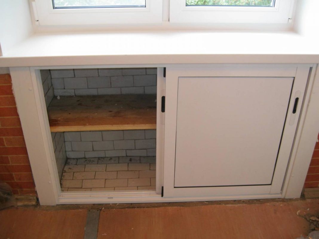 Современная отделка встроенного под окном зимнего холодильника идеи для дома,ремонт и строительство