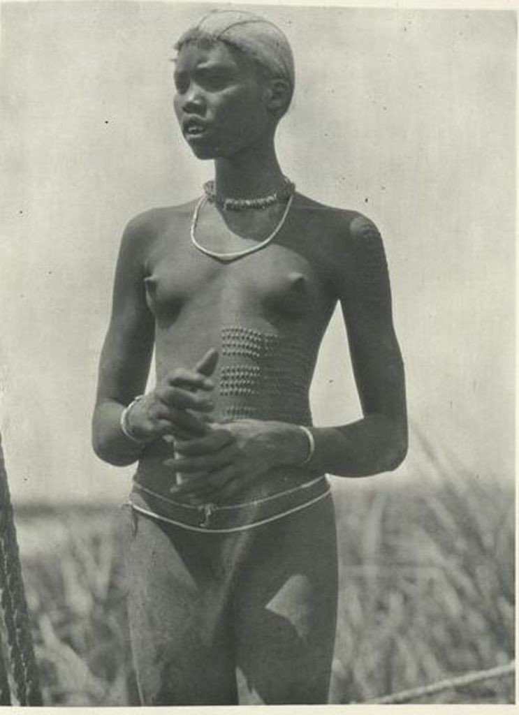 Женщина нуэр с ритуальными шрамами
