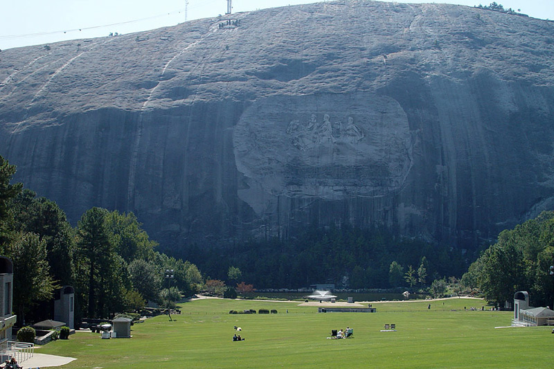 Стоун-маунтин, США
Гранитный монолит высотой 250 метров имеет более 8 км. в окружности. Гору украшает крупнейший в мире резной барельеф «Мемориал Конфедерации», имеющий площадь около 12000 кв.м.