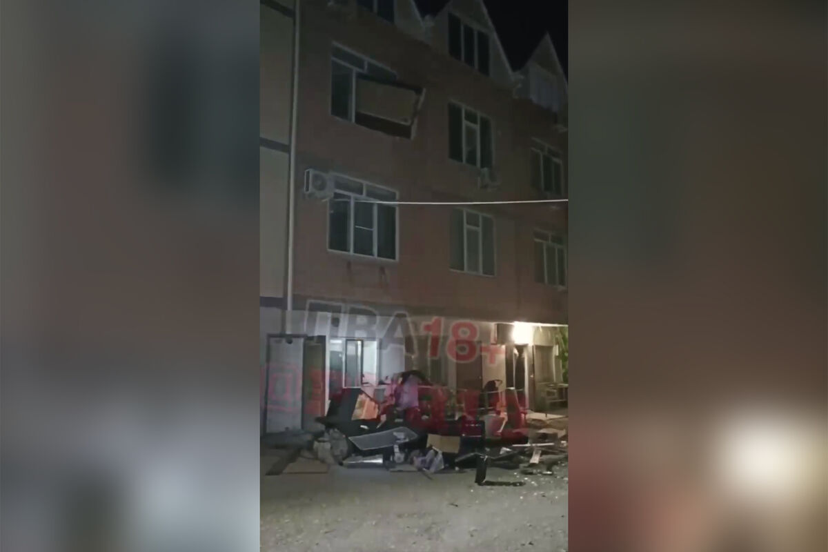 В Краснодарском крае мужчина выкидывал мебель из окна третьего этажа