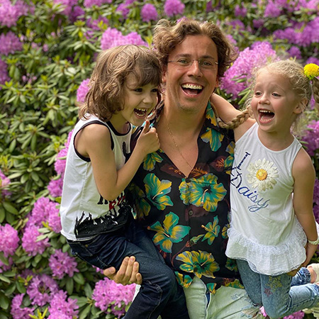 Цветы, стихи и торт со свечами: как Алла Пугачева с детьми поздравили Максима Галкина с днем рождения Звездные дети