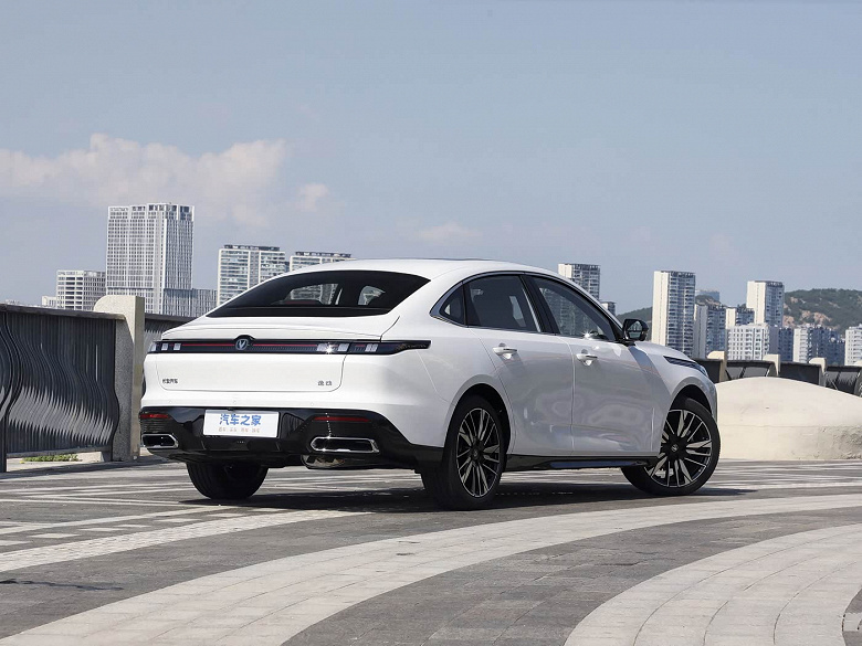 Просторный 192-сильный седан Changan — всего 72,9 тыс. юаней (830 тыс. рублей). Представлен обновленный Changan Eado
