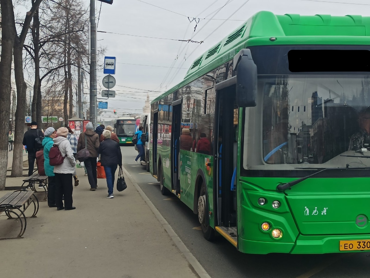 Лужа крови и бабушка молчит: в Челябинске автобус проехал по пенсионерке