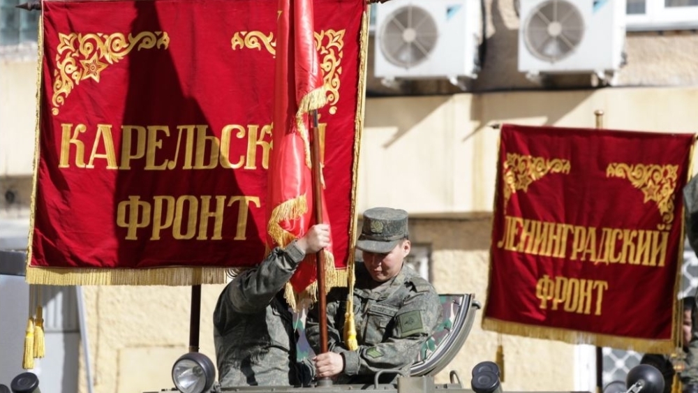 Военные на бронеавтомобилях провели автопробег в центре Новосибирска