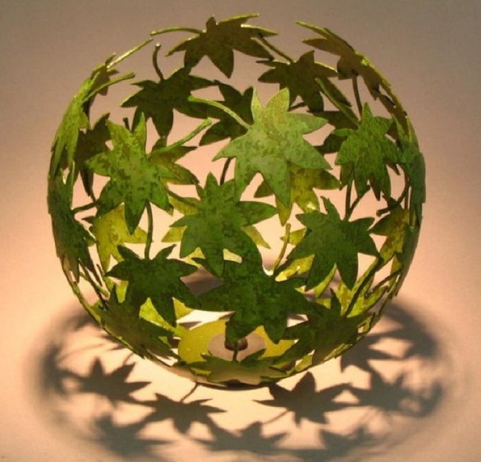 Красивый и интересный декор комнаты создан при помощи ярко-зеленого шара из декорированных листьев.