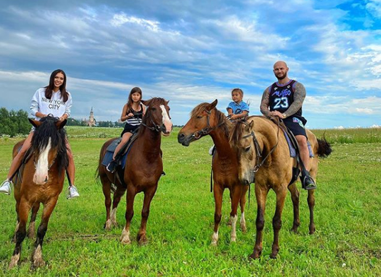 Семейная идиллия: Джиган и Оксана Самойлова поделились первой после примирения совместной фотосессией Звезды,Звездные пары